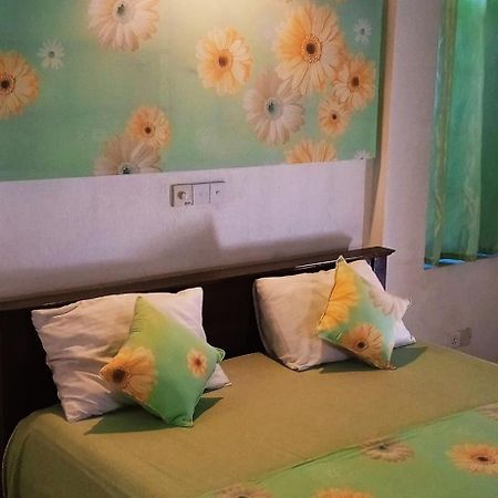 Nilas Guesthouse Hikkaduwa Buitenkant foto