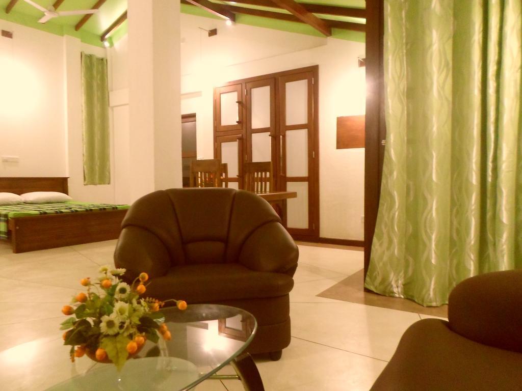 Nilas Guesthouse Hikkaduwa Buitenkant foto