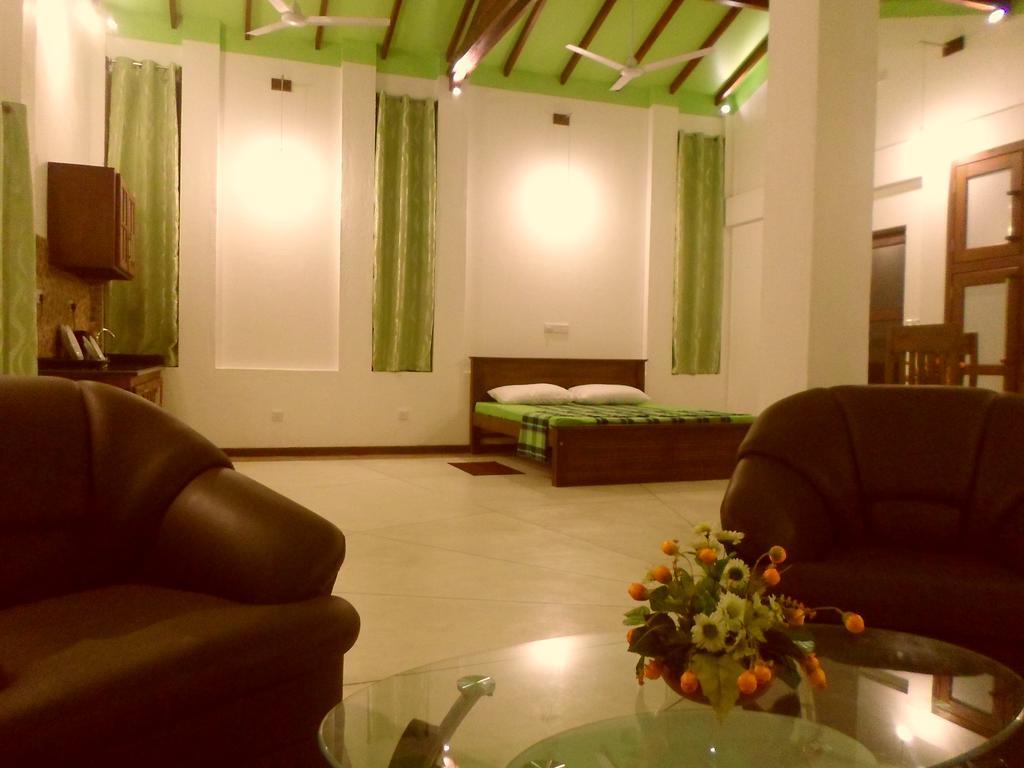 Nilas Guesthouse Hikkaduwa Buitenkant foto