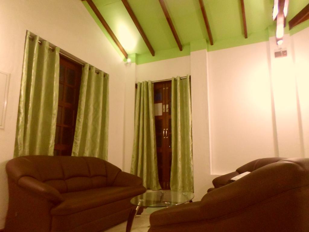 Nilas Guesthouse Hikkaduwa Kamer foto