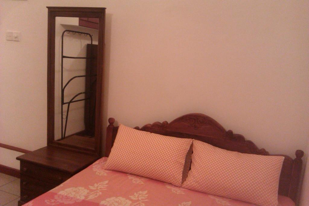 Nilas Guesthouse Hikkaduwa Kamer foto