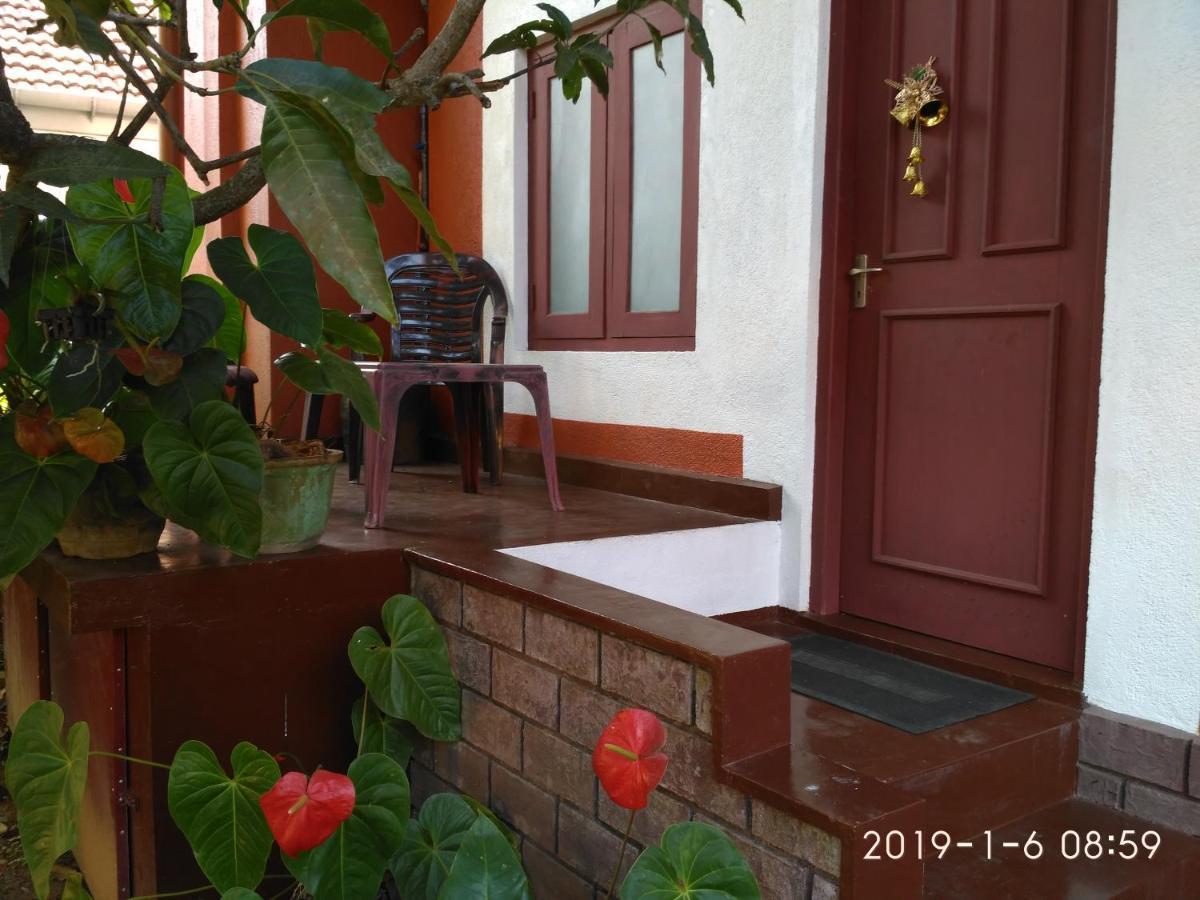 Nilas Guesthouse Hikkaduwa Buitenkant foto